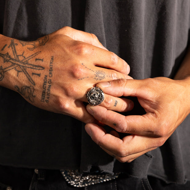 Anel Memento Mori - O Peso do Legado