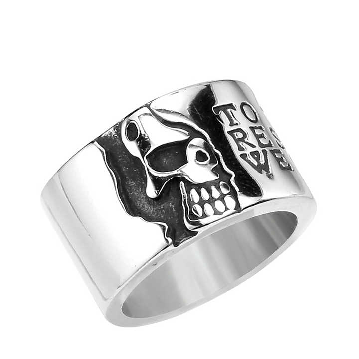 Anel masculino de aço prata com design de meia caveira em fundo branco, destacando o acabamento polido e os detalhes da caveira