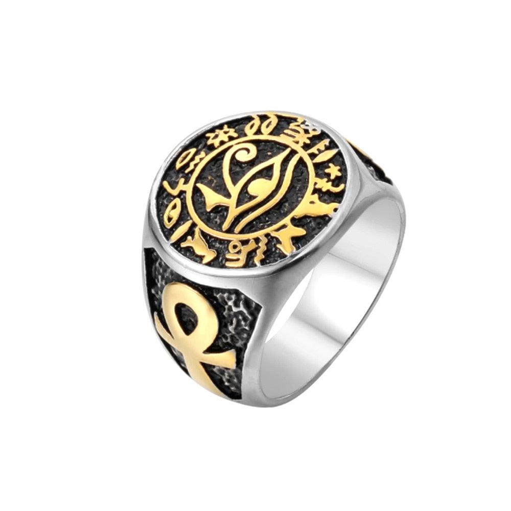 Anel masculino Olho de Hórus em aço inoxidável, exibido em fundo branco, destacando o símbolo egípcio e o acabamento em esmalte preto.