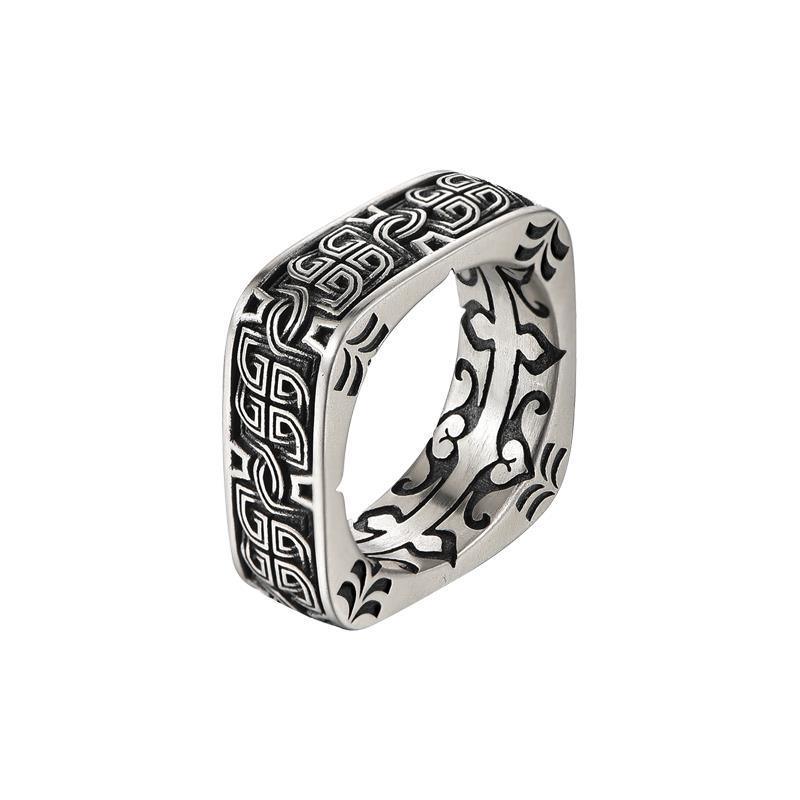 Anel masculino retro quadrado em aço prata, exibido em fundo branco para destacar seu design vintage e elegante