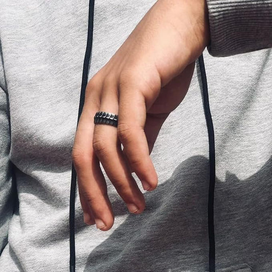 Anel Masculino Escama do Dragão Preto na mão de homem de moletom cinza
