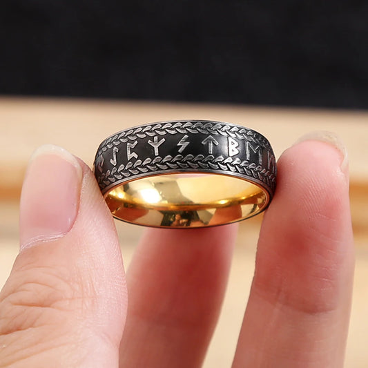 Anel Masculino Viking com Runas Nórdicas segurando na mão