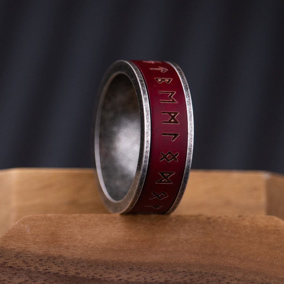 Anel Masculino Viking de Runas Vermelhas Aço Prata de frente