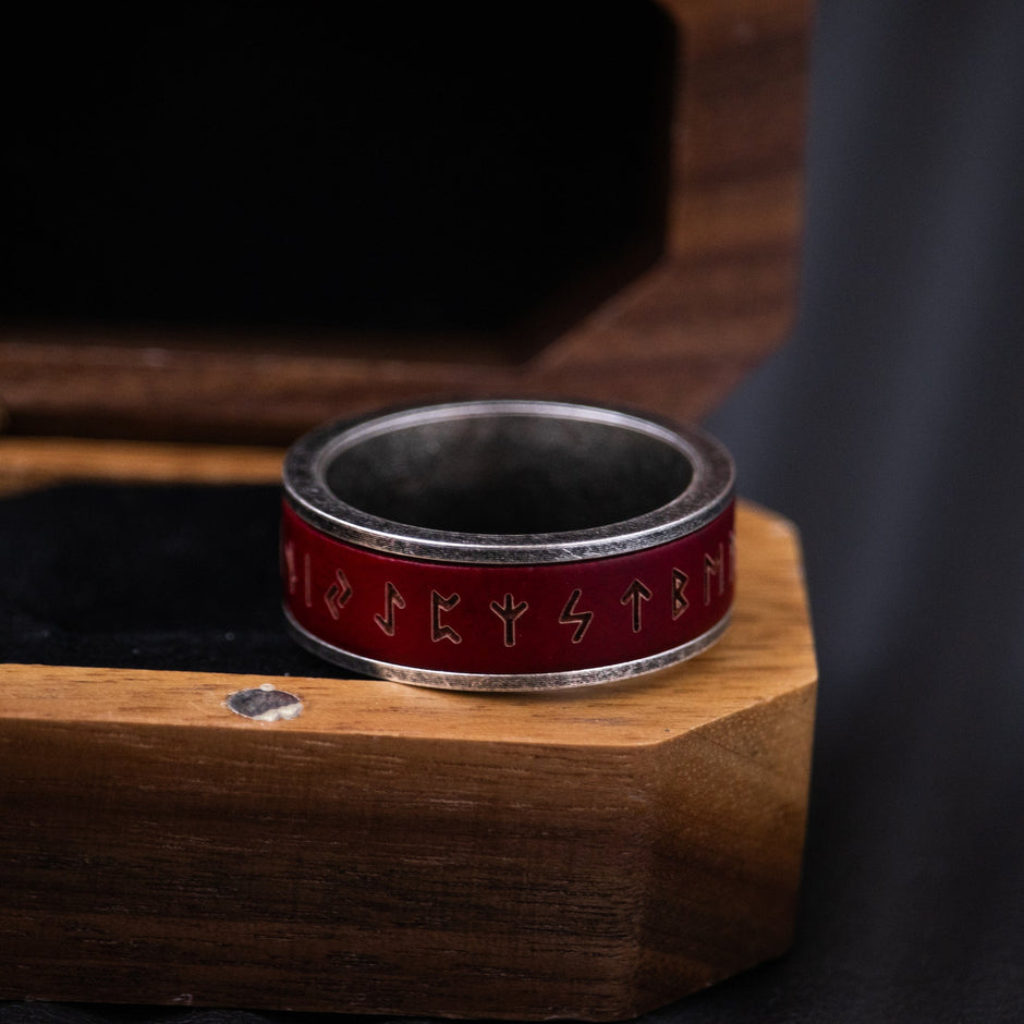 Anel Masculino Viking de Runas Vermelhas Aço Prata deitado