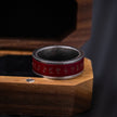 Anel Masculino Viking de Runas Vermelhas Aço Prata deitado