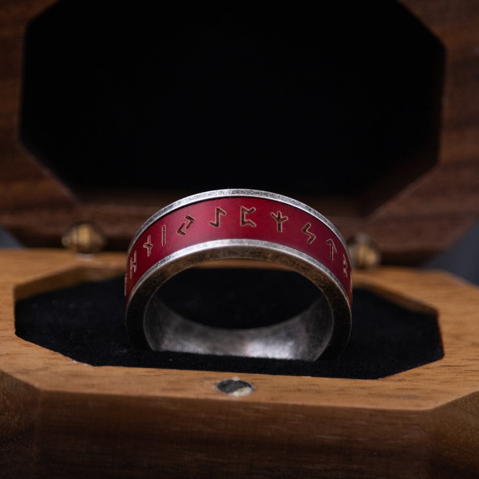 Anel Masculino Viking de Runas Vermelhas Aço Prata caixa de joias 