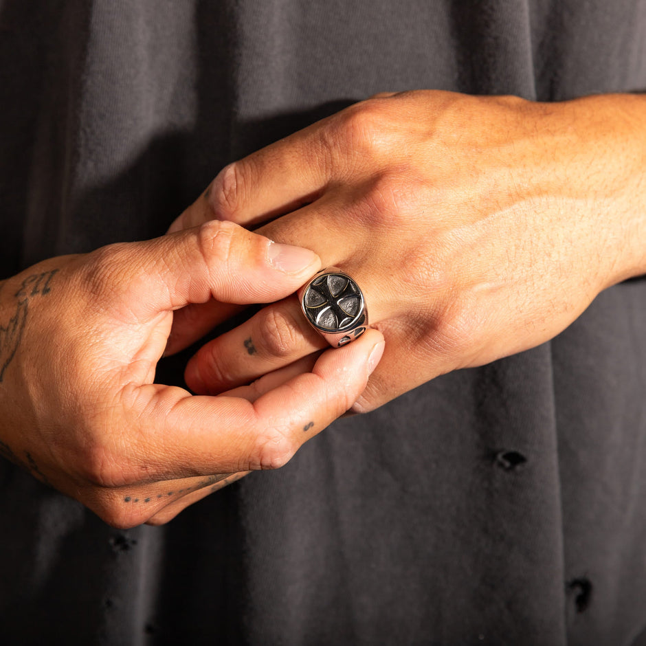 Anel Monarch's Cross - Poder e Convicção Soberana