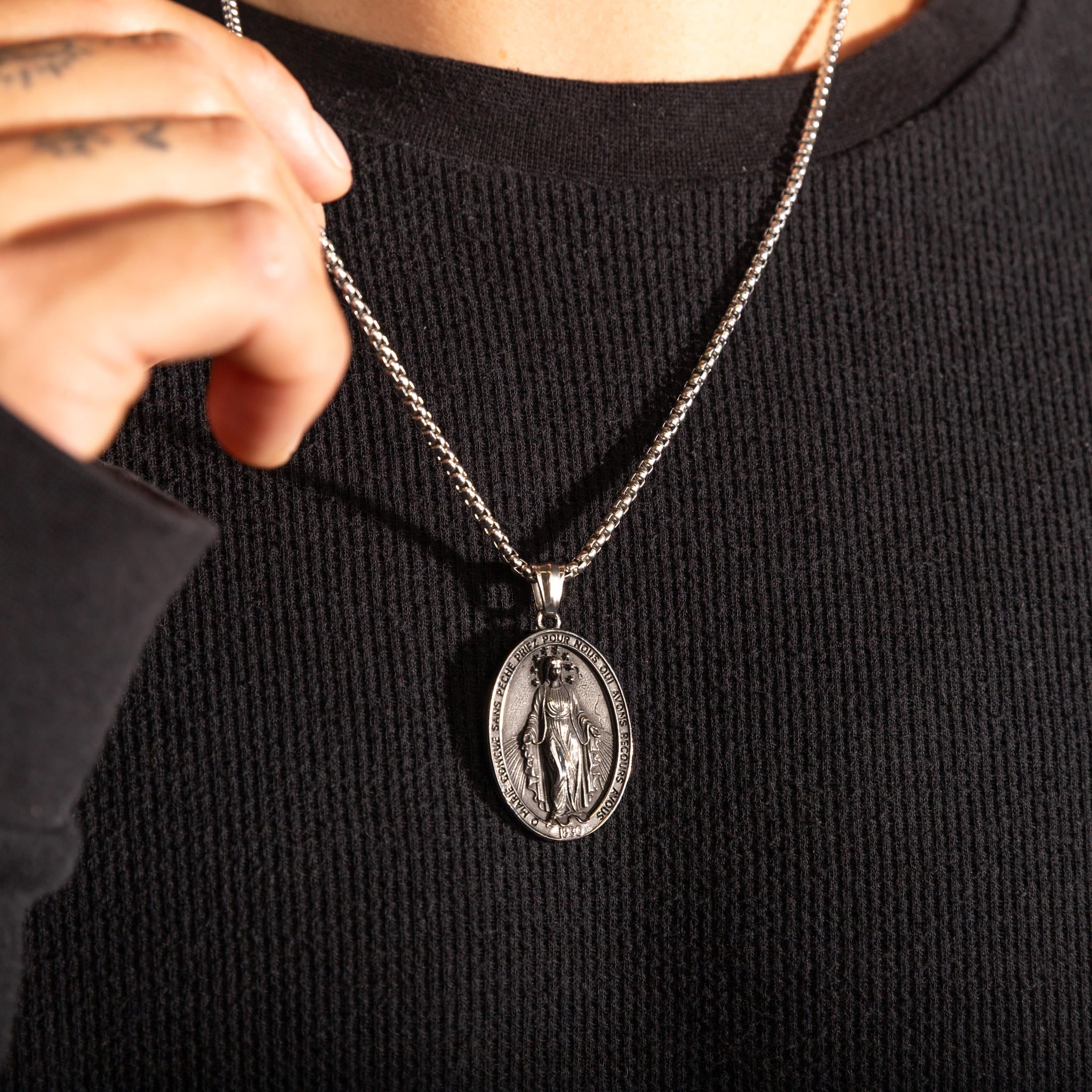 Colar Hollow Mercy - O Vazio da Graça