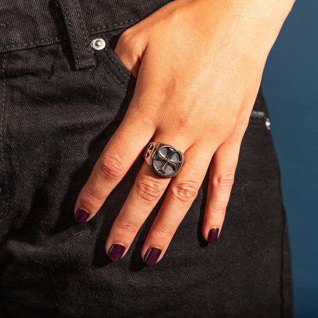 Anel Monarch's Cross - Poder e Convicção Soberana