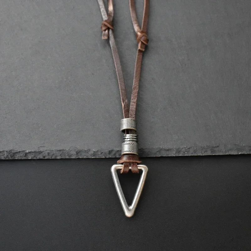 Colar Masculino de Couro Triângulo Oco