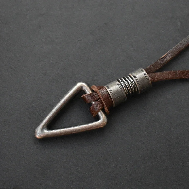 Colar Masculino de Couro Triângulo Oco