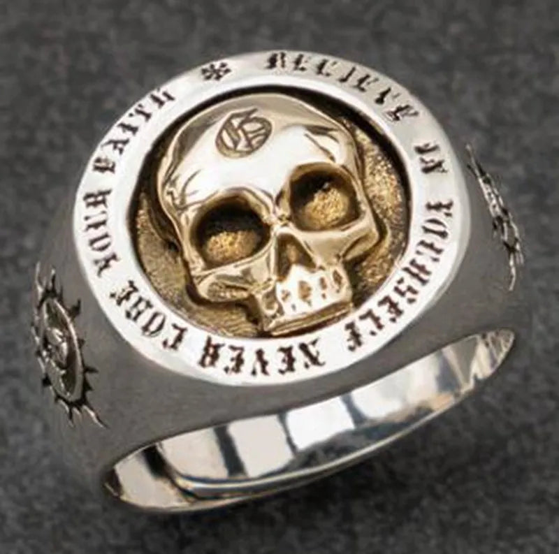 Anel masculino Caveira Fantasma em aço prata com fundo cinza, destacando o design individualista e alternativo.