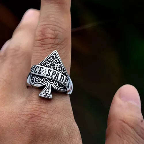 Anel masculino Ás de Espadas em aço prata, exibido no dedo, visto de outro ângulo para destacar o design.