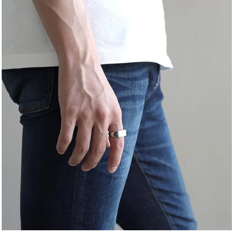 Anel masculino Flat Clássico em aço inoxidável prata sendo usado com uma camisa branca e calça jeans, destacando seu visual casual