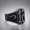 Anel masculino Número Treze em aço preto, em fundo claro, exibido em ângulo lateral, com foco no design elegante do número 13
