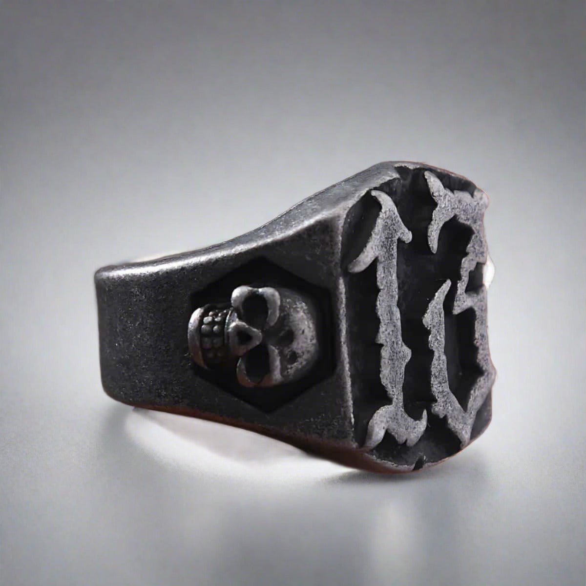Anel masculino Número Treze em aço preto, em fundo claro, exibido em ângulo lateral, com foco no design elegante do número 13