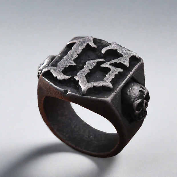 Anel masculino Número Treze em aço preto, com design minimalista, em fundo claro, destacando a superfície lisa e os detalhes do número 13