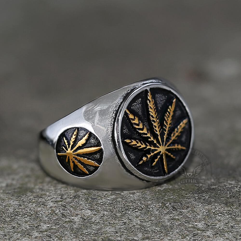 Anel masculino de aço prata com folha de maconha dourada visto de perfil, mostrando o design elegante