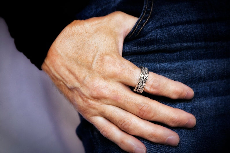 Anel masculino retro quadrado sendo usado no dedo, mostrando como ele se ajusta e sua aparência no uso diário.