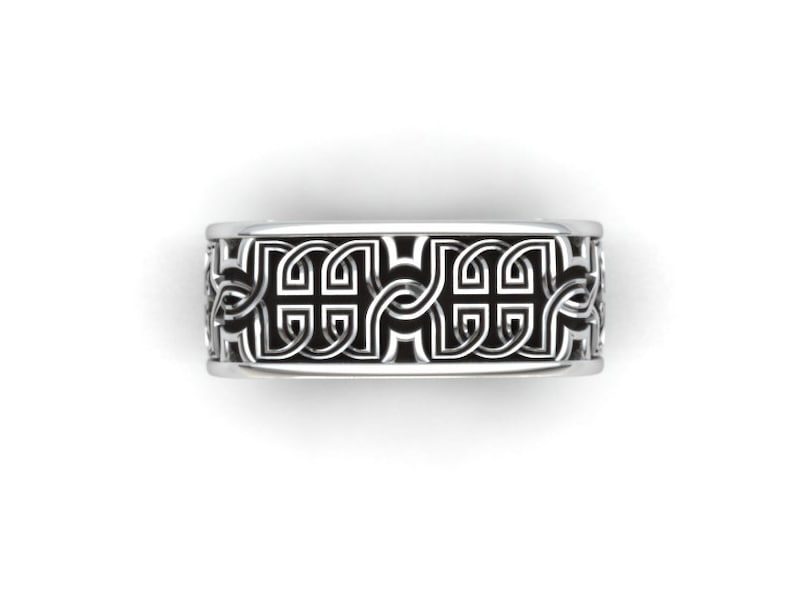 Anel masculino retro quadrado em aço prata, visto de um ângulo diferente em fundo branco.