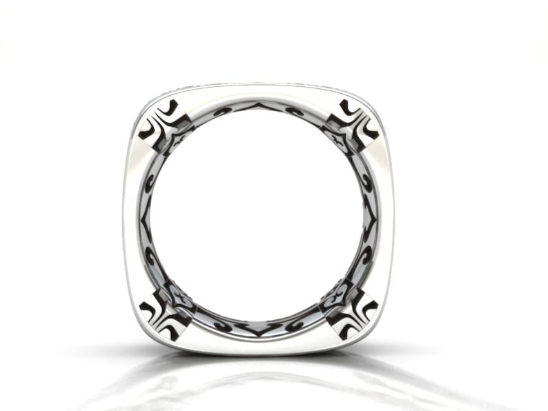 Anel masculino retro quadrado em aço prata, exibido de um terceiro ângulo para destacar os detalhes.