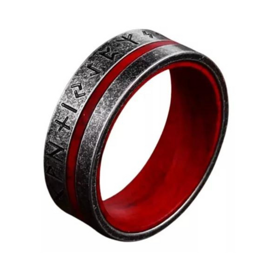 Anel masculino Sangue de Odin em aço inoxidável, variante prata antiga, exibido em fundo branco, destacando o desenho de runas viking e o interior vermelho.