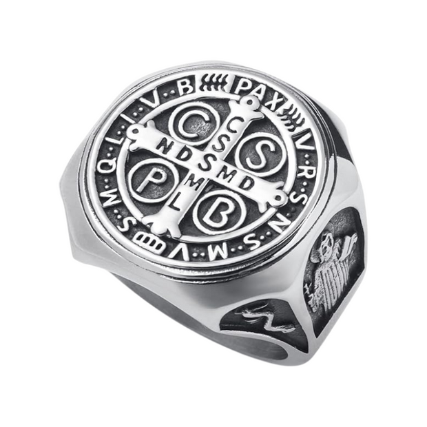 Anel masculino São Bento em aço prata com fundo branco, destacando o novo design e seu simbolismo de proteção