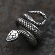 Anel masculino serpente enrolada em aço prata visto de cima, mostrando os detalhes intricados da serpente