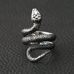 Anel masculino serpente enrolada em aço prata visto de cima, mostrando os detalhes intricados da serpente.