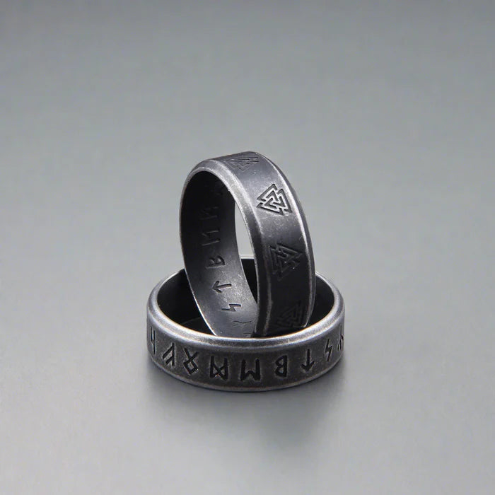 Anéis masculinos Norse Runes Viking em aço prata, mostrando as variantes de runas vikings e Valknut lado a lado