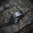 Anel masculino Norse Runes Viking em pé, destacando o design e os detalhes intricados.