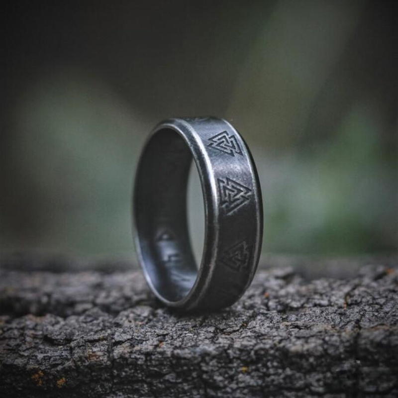 Anel masculino Norse Runes Viking com símbolo Valknut em pé, mostrando a robustez e o design distinto