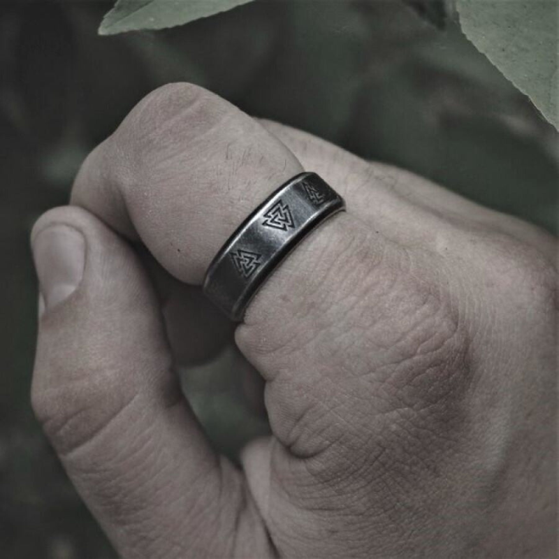 Anel masculino Norse Runes Viking em aço prata com símbolo Valknut, exibido na mão, representando coragem e determinação