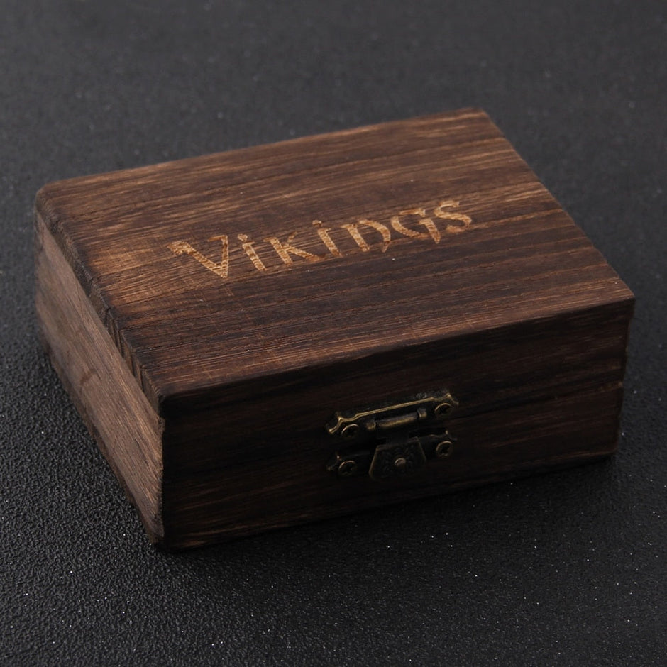 Caixa de madeira para o anel masculino Norse Runes Viking, que o cliente receberá como brinde, enfatizando o cuidado na apresentação.
