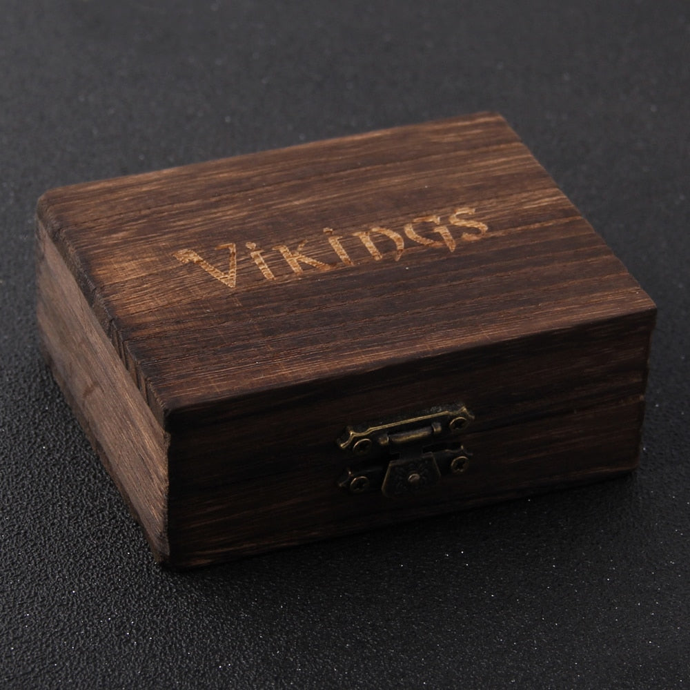 Caixa de madeira para o anel masculino Norse Runes Viking, que o cliente receberá como brinde, enfatizando o cuidado na apresentação.