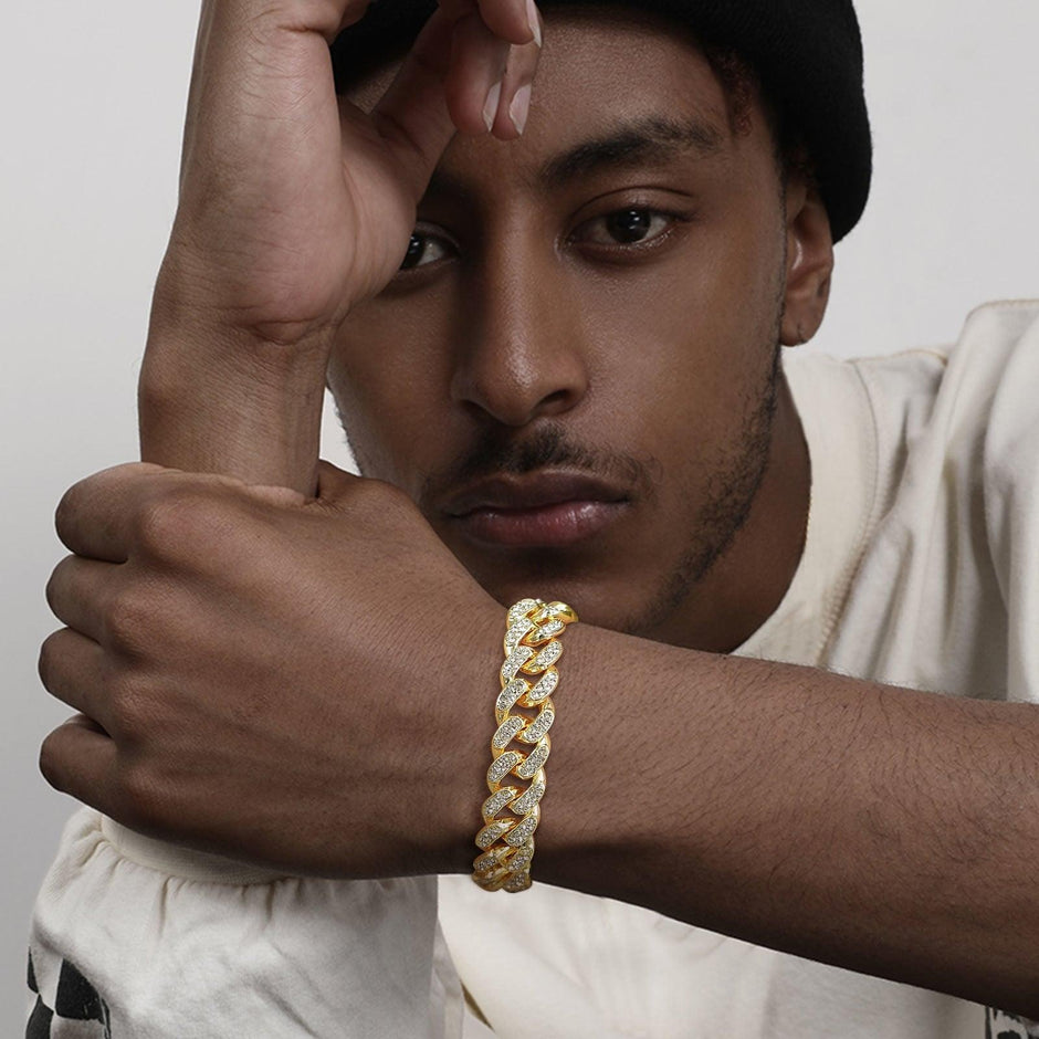 Rapper usando Pulseira Ice Cuban Corrente Cravejada 12mm Ouro