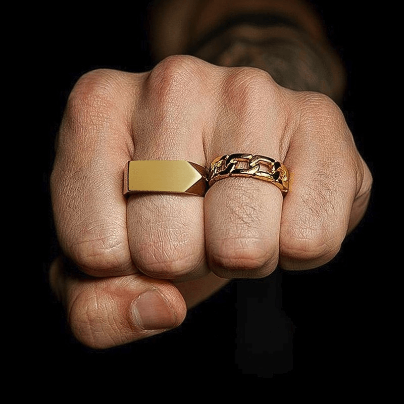 Anel masculino Flat Seta em aço inoxidável dourado sendo usado na mão, mostrando seu brilho elegante e seu design moderno