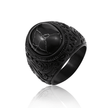 Anel masculino Inca Black em aço inoxidável com pedra texturizada, exibido em fundo branco, destacando os detalhes da pedra e o acabamento preto do anel.