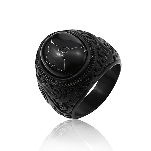 Anel masculino Inca Black em aço inoxidável com pedra texturizada, exibido em fundo branco, destacando os detalhes da pedra e o acabamento preto do anel.