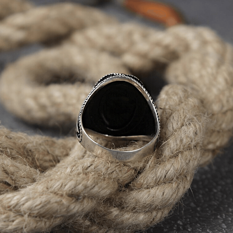anel-masculino-turco-onyx-preta-hey-dude-fundo-corda-angulo-3