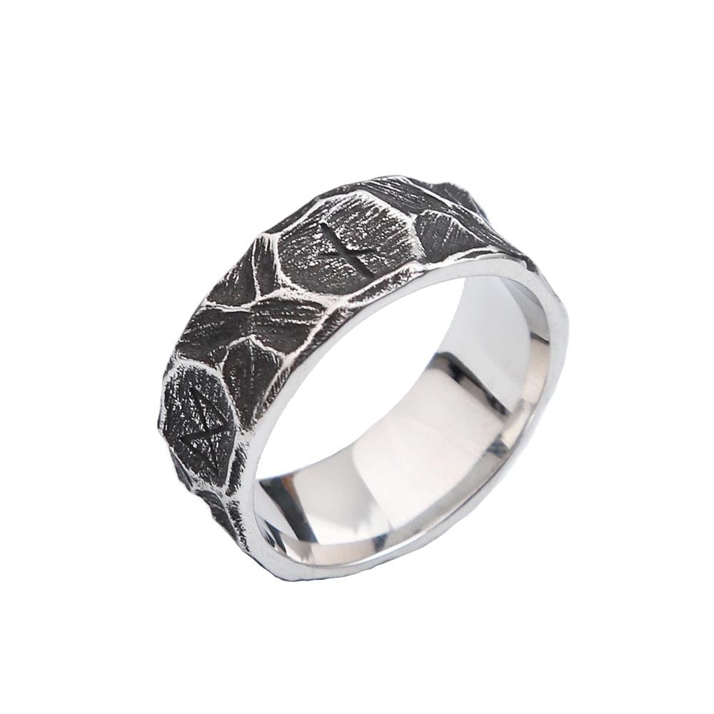 Anel masculino Viking rústico em aço prata, exibido em fundo branco para destacar o acabamento e os detalhes inspirados na cultura viking.